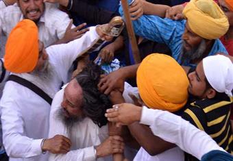 إصابة 12 من الهنود السيخ في معركة بالسيوف في المعبد الذهبي..صور