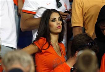 بالصور- زوجات تدعمن نجوم المونديال في البرازيل