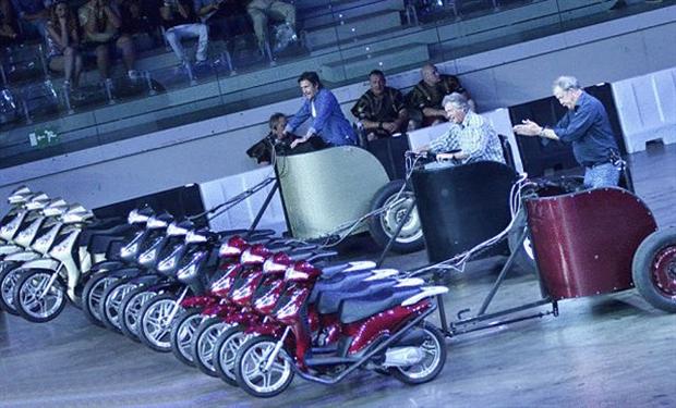 فريق Top Gear يقدم استعراض جنونى بسيارات تجرها دراجات نارية 