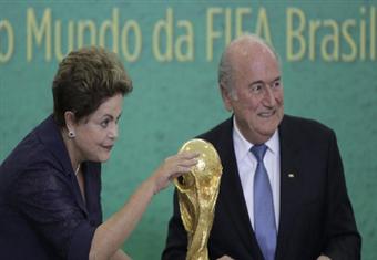 رئيسة البرازيل تسلم الكأس لبطل العالم ''رغم السباعية وفوز الأرجنتين''