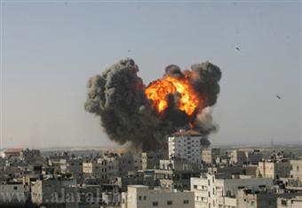 الاحتلال الإسرائيلي يقصف مواقع شرق دير البلح بعد سقوط صاروخ في النقب