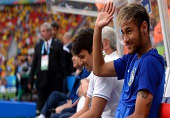 نيمار يساند المنتخب البرازيلي من مقاعد البدلاء