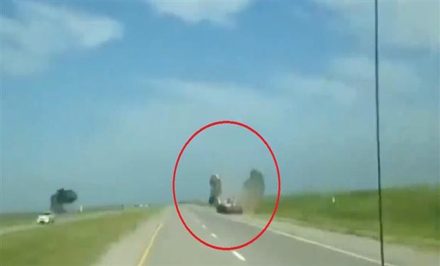 على طريقة أفلام الأكشن .. سيارة جيب تقفز من فوق شاحنة بطريقة مذهلة 