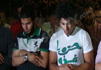 بالصور..عشرات الناشطين يصلون الفجر أمام نقابة الصحفيين قبل توجههم لغزة