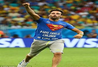 الأمن يقبض على مشجع بالمونديال كتب ''انقذوا أطفال الأحياء الفقيرة''