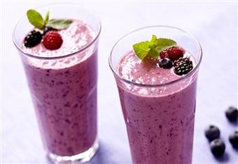 مشروب اللبن مع التوت