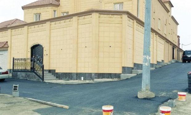 سعودي يرصف شارعا على نفقته الخاصة و يمنع جيرانه من استخدامه