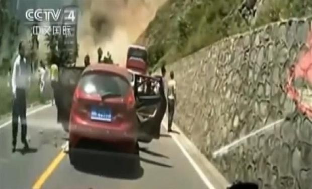 بالفيديو : سيارات على طريق سريع تتعرض لانهيار صخري قاتل 