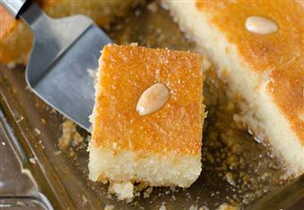 بالفيديو: البسبوسة بالقشطة من مطبخ منال العالم