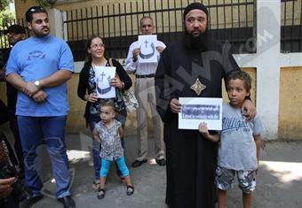 بالصور.. أقباط ينظمون وقفة للتنديد بتهجير المسيحيين بالموصل