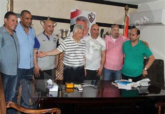 بالصور- استقبال حافل لحسام وإبراهيم حسن بنادي الزمالك