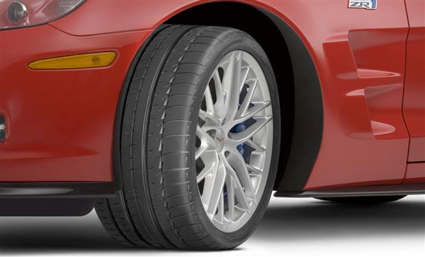 تبديل الإطارات على محوري السيارة يُزيد من كفاءتها