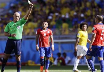 الفيفا يعلن عن 15 حكمًا لإدارة المباريات الثلاثة الأخيرة بالمونديال