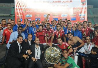 لاعبو الأهلي يتسلمون درع الدوري موسم 2013 - 2014