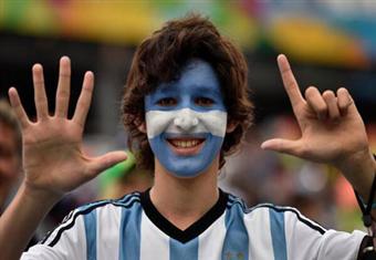 بالصور.. الجماهير الأرجنتينية تسخر من سباعية البرازيل التاريخية