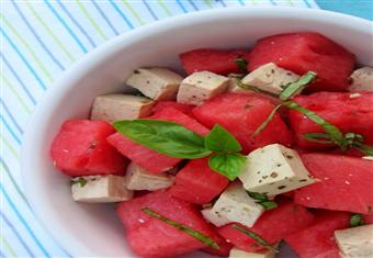 طريقة سلطة البطيخ بالجبنة الفيتا و الزيتون