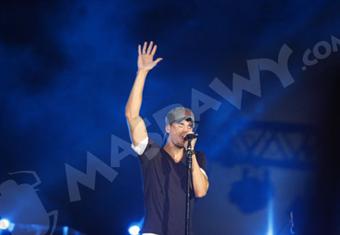 بالصور..انريكي اجلاسيس يشعل مارينا في حفل غاب عنه التنظيم