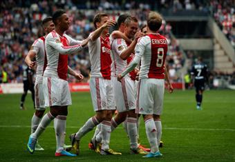 بالفيديو- أياكس يبدأ الدفاع عن لقب الدوري الهولندي برباعية في شباك آرنهيم