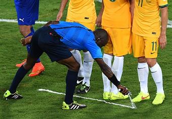 ألمانيا تمد الحكام بالرذاذ المتلاشي.. وتكنولوجيا خط المرمى تداعب البوندسليجا 