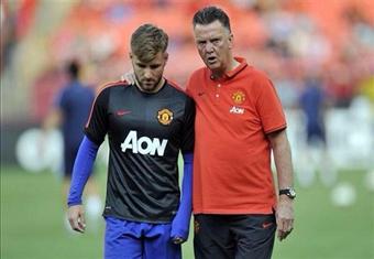 لوك شو يغيب عن يونايتد شهر بسبب الإصابة