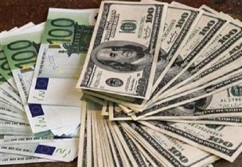 الدولار يتراجع لأدنى مستوى في 9 أشهر مقابل اليورو وسط مخاوف من الركود