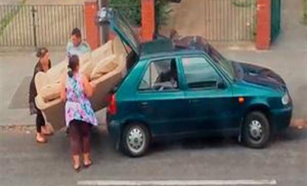 فيديو : كيف يتم ادخال هذه الأريكة الكبيرة فى هذه السيارة الصغيرة؟ 