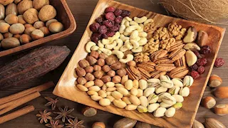 أطعمة يوصي بها لتحسين التركيز بعد سن الأربعين.. منها التوت الأزرق