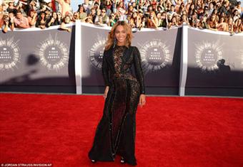 بالصور- النجمات يتألقن في حفل توزيع جوائز ''MTV'' 