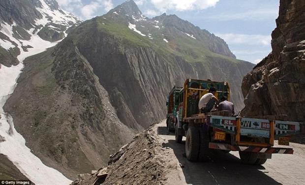 بالصور و الفيديو : أخطر طريق جبلي في العالم 