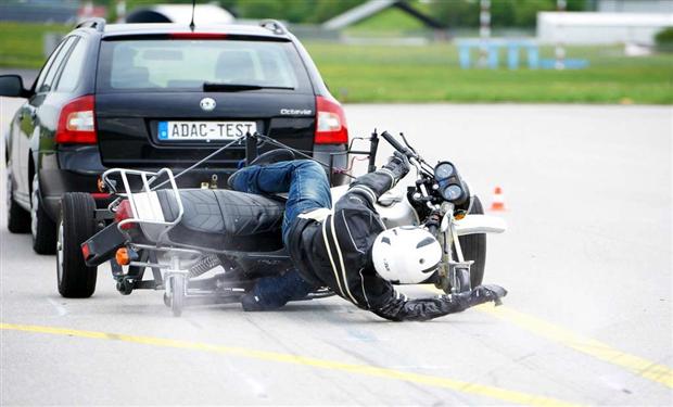 الجينز  .. درع الأمان لقائدي الدراجات النارية 