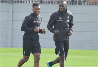 بالفيديو والصور.. معاناة بالوتيلي مع قميص التدريبات لا تزال مستمرة