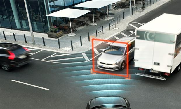 فولفو XC90 الجديدة تتفادى الحوادث 