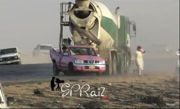 بالفيديو : مفحط درباوى يعلق بسيارته فى " خلاطة أسمنت " بساحة الأخوين 