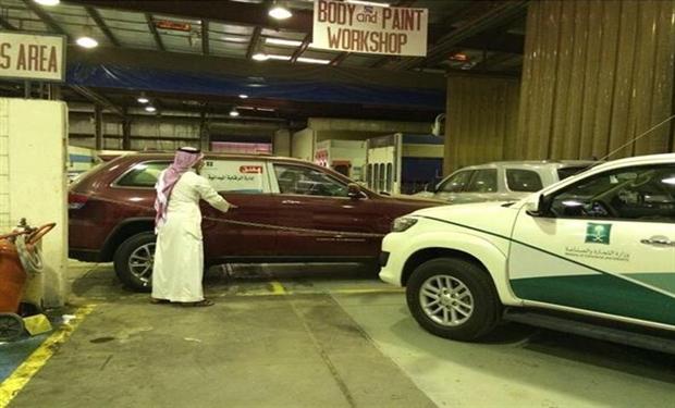 بالصور : اغلاق وكالة بالرياض تعيد طلاء سيارات متضررة وتبيعها كالجديدة
