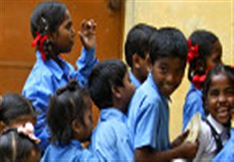 فضيحة من نوع غريب.. أشخاص يتسلقون جدار مدرسة لتمرير أوراق الغش للطلاب