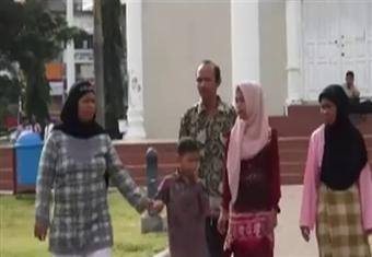 عائلة أندونيسية تعثر على إبنتها بعد خبر موتها فى توسنامي 2004