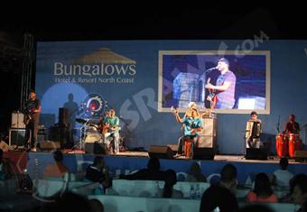 بالصور.. هاني عادل يغني مع ''وسط البلد'' في الساحل الشمالي