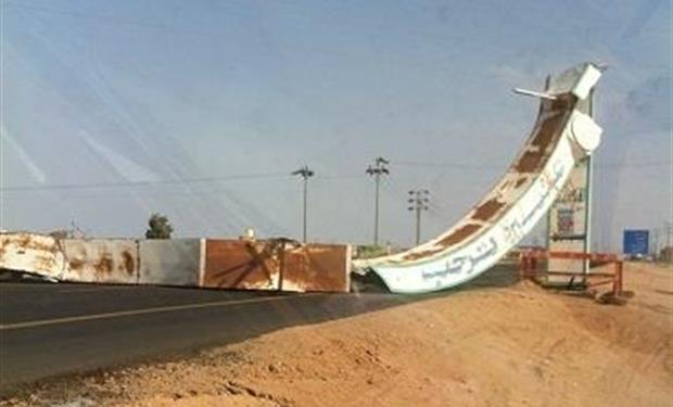 بالصور: شاحنة تقتلع بوابة مدخل عشيرة الطائف 