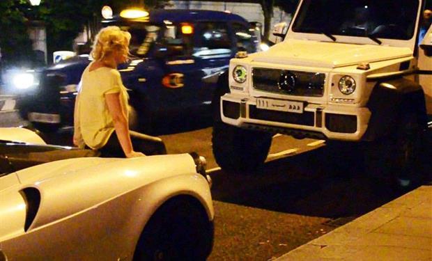 فيديو :فتاة تجلس على سيارة يزيد الراجحى ذات المليون يورو لالتقاط سيلفى