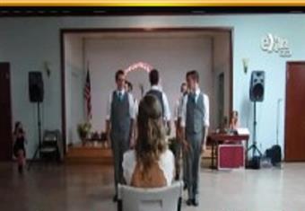 شاهد عريس يفاجئ عروسته بطريقة غريبة ومبتكرة فى حفل الزفاف بمشاركة اصدقائة