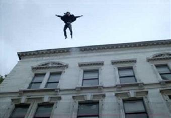 سيدة تلقي بنفسها من الطابق الـ13.. وتطلب كوبا من المياه!