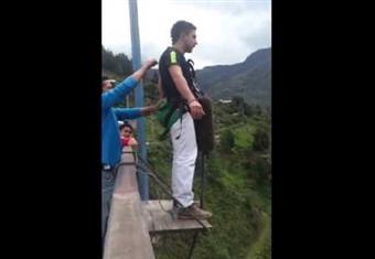 مغامر يتراجع عن قرار للقفز من مكان مرتفع بالامساك بشعر صديقه