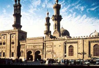 إهداء درعي الجامعة والمعاهد الأزهرية بغزة  للإمام الأكبر