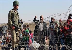 عشرات الآلاف من اللاجئين الأكراد يفرون من مناطقهم شمال سوريا