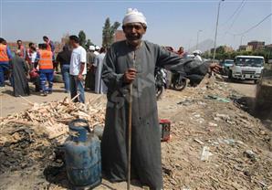 عم إبراهيم باكيًا بعد هدم ''عشته'': ''عايز آكل عيش.. فين الرئيس؟''