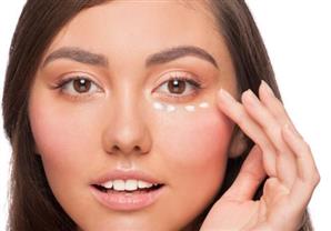   البشرة حول العين تحتاج إلى عناية خاصة