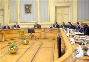 محلب يرأس اجتماعاً وزارياً لمتابعة تطوير القرى الأكثر فقراً بحضور فاروق العقدة