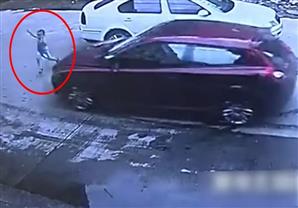 بالفيديو: نجاة طفل عمره 3 سنوات بعد مرور سيارة فوق رأسه