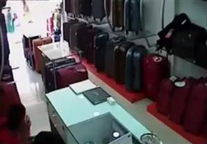 عصابه من 5 سيدات تسرق إيراد أحد المحلات فى وضح النهار