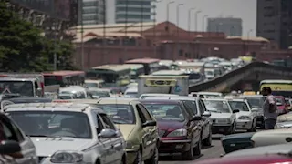 النشرة المرورية.. كثافات متحركة بمحاور وميادين القاهرة والجيزة
